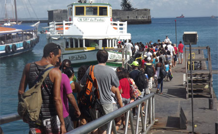 Depois da parada, a travessia Salvador-Mar Grande registra intenso movimento saindo de Salvador para a Ilha de Itaparica. (Foto: Astramab/Divulgação)