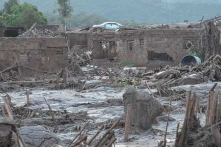 O colapso da barragem de Fundão, no dia 5 de novembro, em Mariana, causou a morte de 17 pessoas, devastou municípios, prejudicou o abastecimento de água em dezenas de cidades (Foto: Antonio Cruz/Agência Brasil)