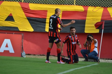 Artur Maia (ajoelhado) marcou o primeiro gol do rubro-negro na vitória de 3 a 0 (Foto: Site Oficial do Vitória)
