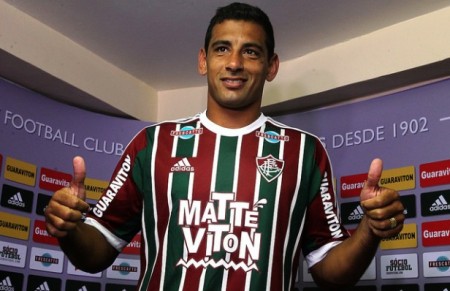 Diego Souza veste a camisa tricolor antes de entrevista coletiva de apresentação que concedeu nesta terça-feira (Foto:  Nelson Perez – Divulgação FFC)