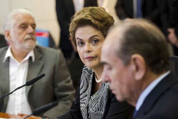 A presidenta Dilma Rousseff e os ministros Marcelo Castro, Gilberto Occhi, Aloizio Mercadante e Jaques Wagner em reunião da Coordenação e Controle da Dengue (Foto: Marcelo Camargo/Agência Brasil)