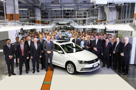O presidente da Volkswagen do Brasil, David Powels (ao centro, à esq. do carro), comemora o início da produção do Jetta 1.4 TSI junto a membros do board da empresa, executivos e colaboradores da fábrica Anchieta