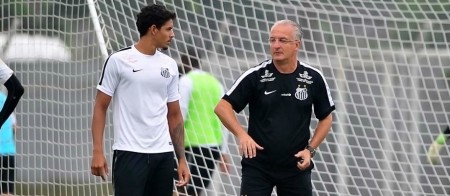 Lucas Veríssimo mantém o foco no trabalho e revela ter muita vontade de aprender com os jogadores mais experientes (Foto: Site oficial do Santos)