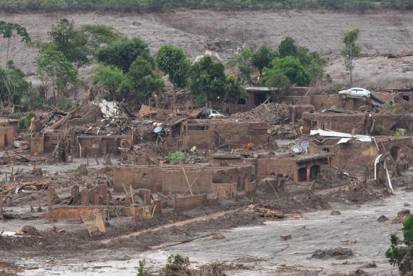 Rompimento da Barragem de Fundão, da mineradora Samarco, devastou o distrito de Bento Rodrigues, em 5 de novembro (Foto: Antonio Cruz/ Agência Brasil)