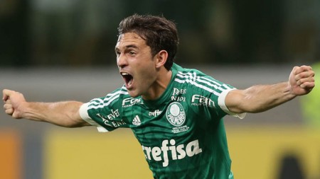 Estreante da noite, Moisés comemora gol marcado e triunfo no Uruguai (Foto: Site Oficial do Palmeiras)