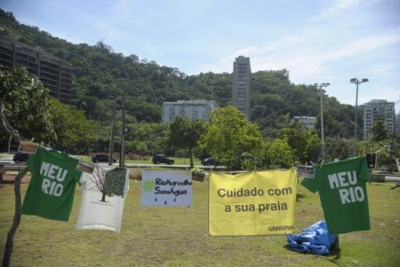 Voluntários das ONGs Greenpeace e Meu Rio lançam, na Lagoa Rodrigo de Freitas, a campanha Rio Maravilha sem Água (Foto: Tânia Rêgo/Agência Brasil)