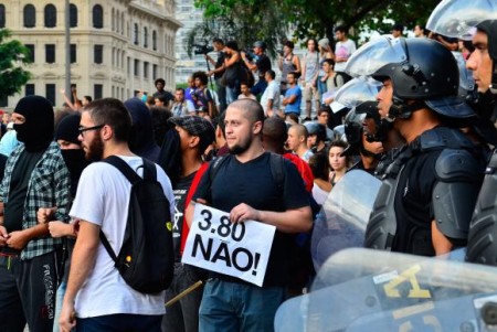 Manifestantes fazem ato contra a privatização do setor elétrico na Praça dos Três Poderes, em frente ao Palácio do Planalto (Foto: José Cruz/Agência Brasil)
