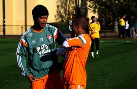 Ronaldinho aproveitou para colocar a conversa em dia com os ex-companheiros (Foto: Nelson Perez – Divulgação FFC)