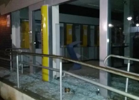 Os bandidos continuam agindo com intensidade na explosão de agências bancárias no interior da Bahia (Foto: BlogBraga/Reprodução)