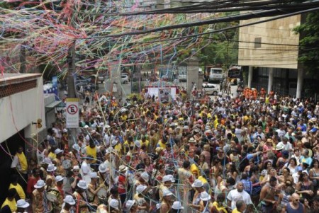 Números da Secretaria de Turismo indicam que cerca de 5 mil foliões deverão desfilar nos 505 blocos e 650 desfiles programados para o carnaval do Rio (Foto: Arquivo/Tânia Rêgo/Agência Brasil)