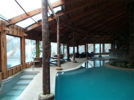 Totalmente imerso na natureza de Huilo Huilo, o Lawenko Spa conta com piscina aquecida, hidromassagem e sauna úmida