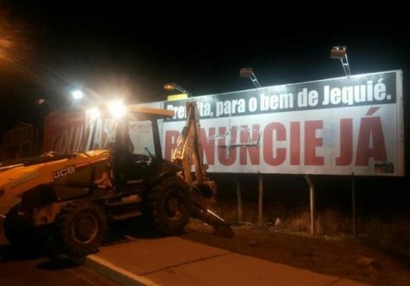 Prefeitura utilizou máquinas do PAC para derrubar placas sugerindo a renúncia da prefeita Tânia Britto
