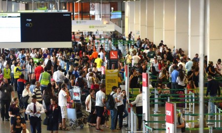 Com a greve, vários voos atrasaram e os passageiros penaram nos aeroportos