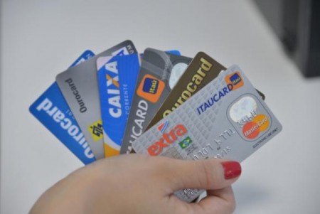 Taxa de juros do rotativo do cartão de crédito subiu 8,1 pontos percentuais e atingiu 439,5% ao ano (Arquivo/Agência Brasil)