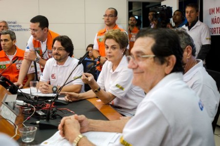 A Presidenta Dilma Rousseff acompanha o Dia de Mobilização Nacional contra o Mosquito Aedes aegypti na sala de controle do Centro Nacional de Gerenciamento de Riscos e Desastres (Foto: Marcelo Camargo/Agência Brasil)
