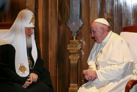 Papa Francisco e o líder da Igreja Ortodoxa Russa, Cirilo I, se reúnem pela primeira vez na história, em Havana (Foto: Agência Lusa/EPA/Alessandro Di Meo)