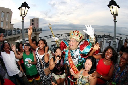 A partir de agora, o Rei Momo é quem comanda a festa até a próxima terça-feira (Foto: Mateus Pereira/GOVBA)