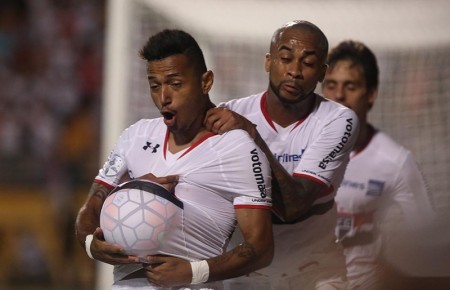 Atacante precisou de apenas dois minutos para marcar o gol que garantiu o Tricolor na fase de grupos da Libertadores (Foto: Rubens Chiri/saopaulofc.net)