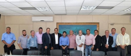 ACM Neto com o prefeito de Santo Antonio de Jesus e lidranças do município. (Foto: Divulgação)