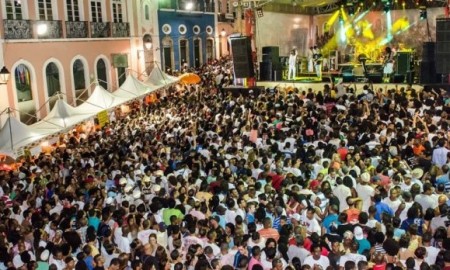 Carnaval tradicional deve levar milhares ao Pelô