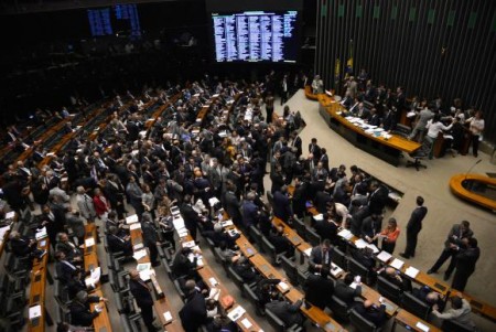 O Plenário da Câmara dos Deputados aprovou hoje (24) o Projeto de Decreto Legislativo 295/15, que reduz os subsídios da presidenta Dilma Rousseff, do vice-presidente Michel Temer e dos ministros de Estado. (Foto: Wilson Dias/Agência Brasil)