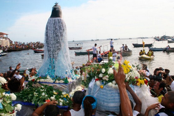A Festa do Rio Vermelho, em homenagem a Iemanjá, vai levar milhares de pessoas ao bairro. 