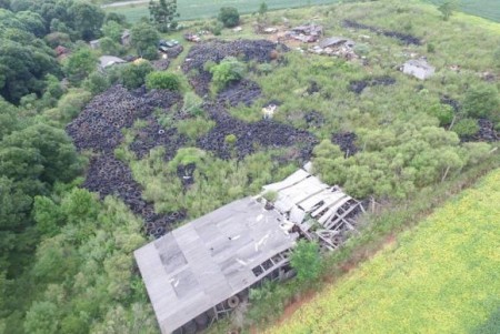 Depósito irregular em Ernestina, no norte do Rio Grande do Sul, tinha cerca de 30 mil pneus abandonados, lixo e carros sucateados (Foto: Brigada Militar de Passo Fundo/RS)
