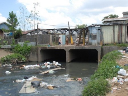 Mais de 34 milhões de brasileiros não têm acesso a água encanada, e mais de 100 milhões vivem onde não há rede de esgoto. (Foto: Reprodução)