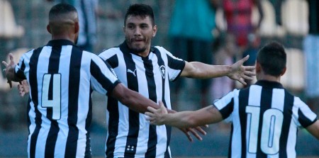 Gervasio Nuñez abre os braços para comemorar o gol do Fogão (Foto: Vitor Silva/SSPress/Botafogo)