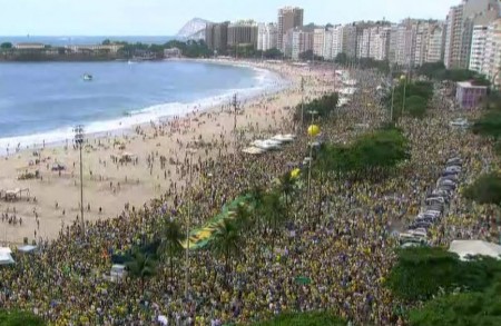 Protesto contra o governo Dilma Rousseff, em Copacabana, no Rio de Janeiro