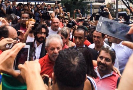 Ex- presidente Lula, cumprimenta manifestantes, concentrados em frente ao prédio onde mora em São Bernardo do Campo (Fernanda Cruz/Agência Brasil)