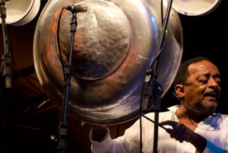 Naná Vasconcelos foi eleito oito vezes melhor percussionista do mundo pela revista americana Down Beat (Imagem de divulgação/Itamar Crispim/prefeitura de Recife)