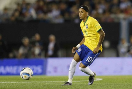 Neymar marcou um golaço pelo Brasil contra o Uruguai pelas eliminatórias da Copa do Mundo