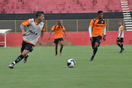 O técnico comandou um coletivo-tático começando a montar o time que jogará contra o Feirense (Foto: Site Oficial do Vitória)