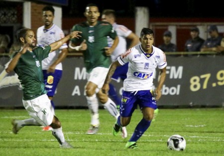 A partida começou bastante disputada, com a Caldense apertando o time celeste no campo de defesa (Foto: Luciano Santos/Lightpress)