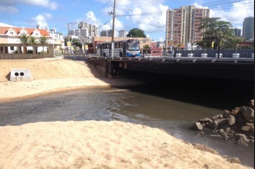 A praia do Rio Vemelho recebeu grande quantidade de dejetos sem tratamento devido à parada da estação da Embasa, que não tem sequer gerador.
