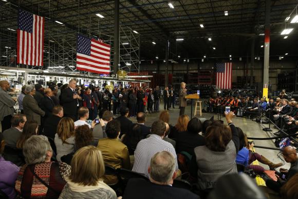 A candidata democrata Hillary Clinton discursa durante as prévias eleitorais do partido em Detroid, Michigan (Foto: Jeff Kowalsky/EPA/Agência Lusa)