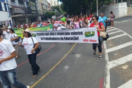  Professores da rede pública em greve fazem manifestação em Salvador (Foto: Sayonara Moreno/Agência Brasil)