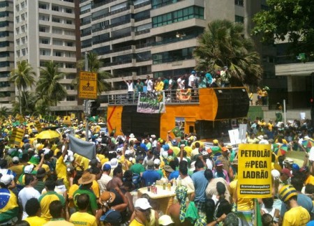 Os manifestantes protestaram pelo impeachment de Dilmae contra a nomeação de Lula como ministro-chefe da Casa Civil