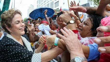 Ela agradeceu os manifestantes que estavam na parte de fora do navio sob forte chuva e seguravam cartazes (Foto: Ag. Brasil)