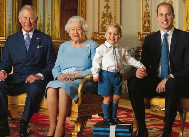 Rainha Elizabeth II, que  completa 90 anos, foi fotografada ao lado do filho Charles, do neto William e do bisneto George (Foto: Royal Mail/Reprodução)