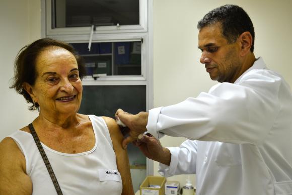 Hilda de Jesus Escobar, de 86 anos, é vacinada contra a gripe H1N1 no Emílio Ribas (Foto: Rovena Rosa/Agência Brasil)