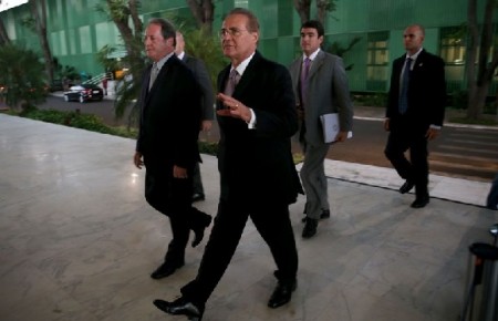  Antes de anunciar sua decisão aos líderes, Renan se reuniu, na residência oficial com lideranças do PT, do PCdoB e da oposição (Wilson Dias/Agência Brasil)