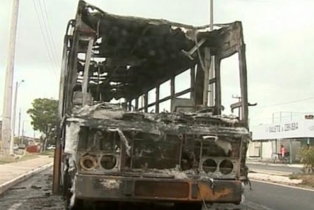 Ônibus incendiado em São Luís (Agência Brasil) 