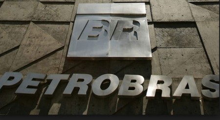 A Petrobras  paga salários a 249 mil pessoas, das quais 84 mil são concursadas e 165 mil terceirizadas.