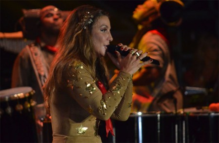Vestida de Maria Bonita, Ivete Sangalo levou para o palco do Arraiá o Sanfoneiro Mestrinho.
