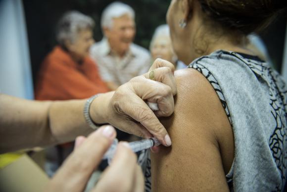 Idosos em Brasília são vacinados contra gripe (Foto: Marcelo Camargo/Agência Brasil)