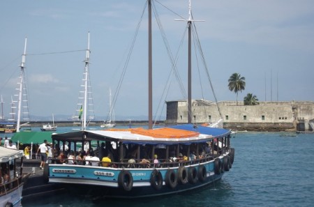 As escunas do tour pelas ilhas da Baía de Todos os Santos estão atendendo normalmente  os  turistas (Foto: Astramab/Divulgação)