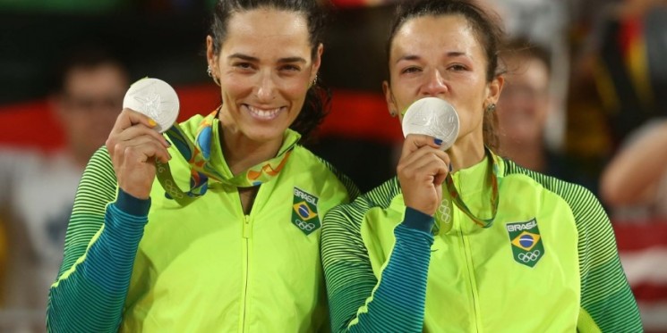 A dupla brasileira Agatha e Barbara conquistou a quinta medalha de prata do Brasil (Foto: CBV/Divulgação)