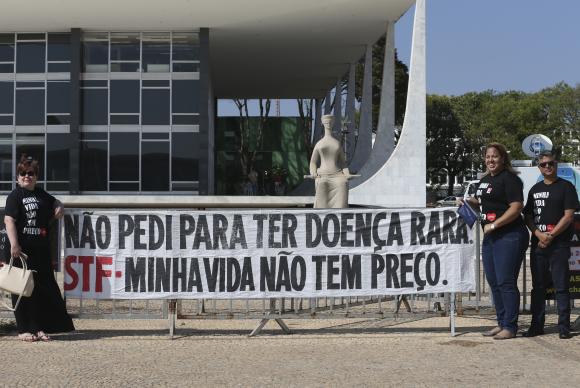 Do lado de fora do STF, entidades que cuidam de pacientes com doenças raras protestam pela distribuição gratuita de medicamentos que não estão na lista do Sistema Único de Saúde (SUS) e não têm registros na Anvisa (Foto  Elza Fiuza/Agência Brasil)
